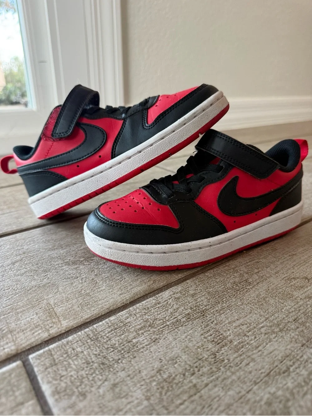Nike Kids Black and Red Low-Top Sneakers with Hook-and-Loop Strap